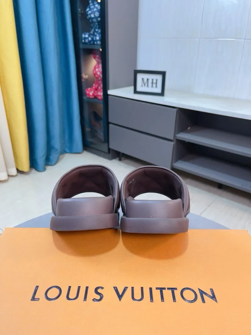 Men's shoes 💰360🌹🌹 (lv-Louis Vuitton) new men's sandals, high-end boutique, exquisite embossed logo decoration on the upper, fine workmanship, super soft soles, casual, loose and comfortable, a must-have in summer! \nsize：38-44